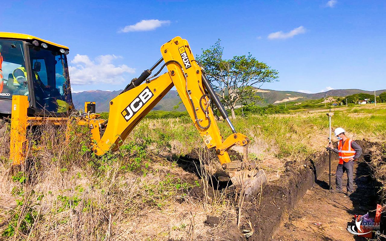 Relevé topographique des tranchées et des structures mises aux jours