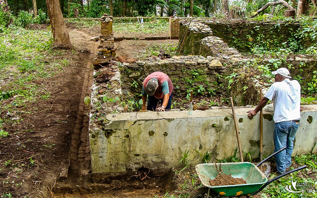 Mise au jour d’une structure en brique et pierre plate